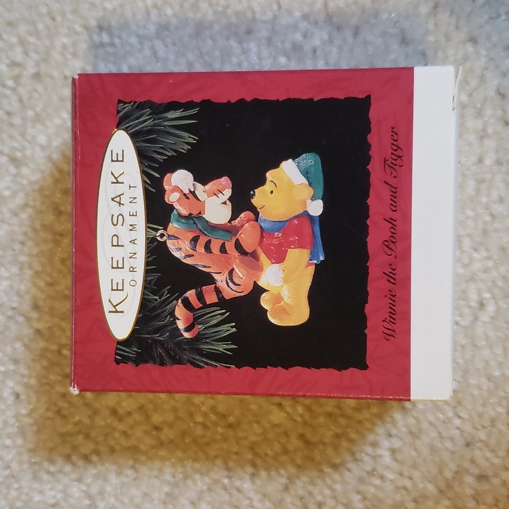 Hallmark NWT 1994 WINNIE THE POOH AND TIGGER Holiday Christmas Ornament